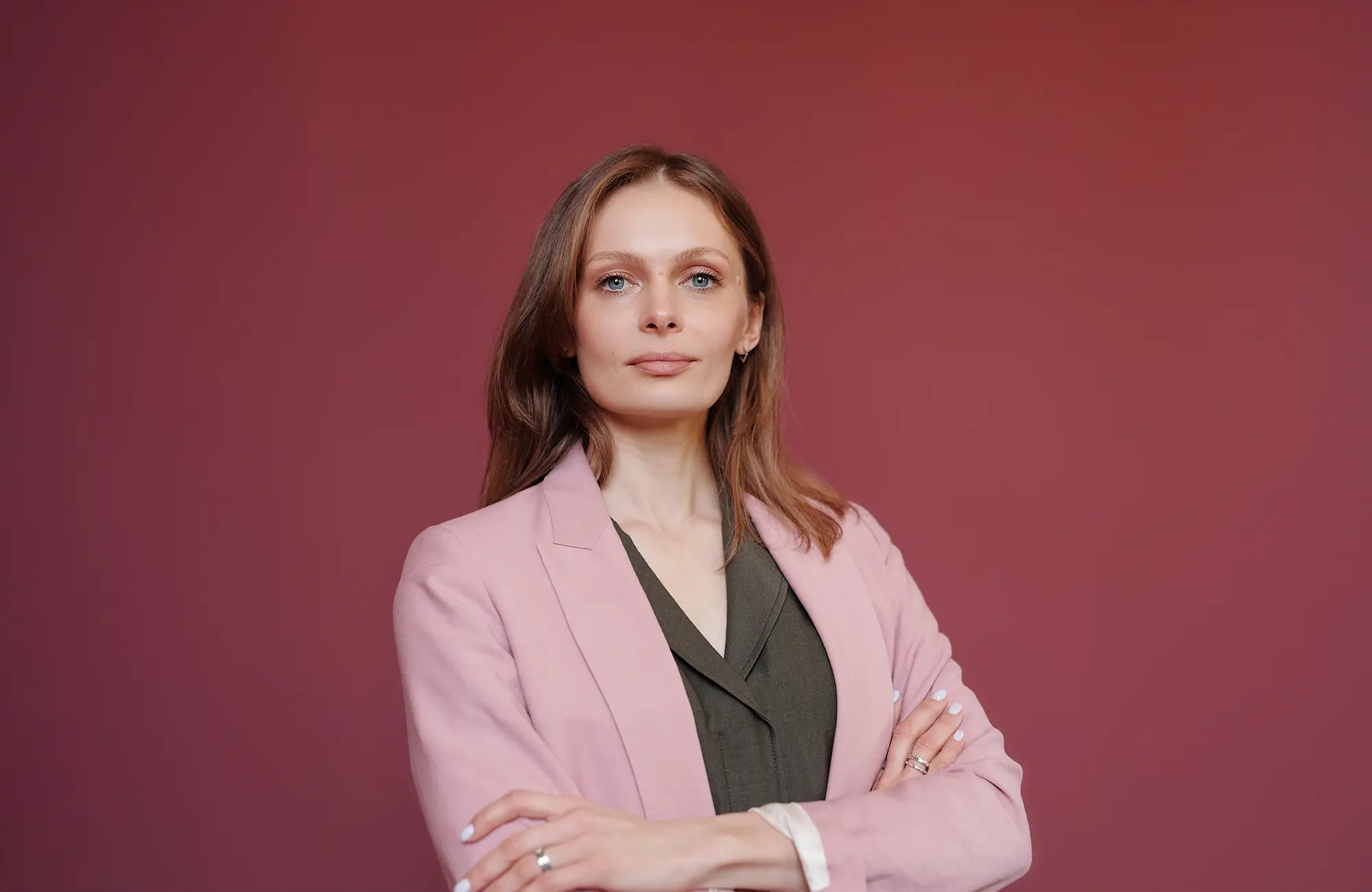 Portrait d'une femme croisant les bras