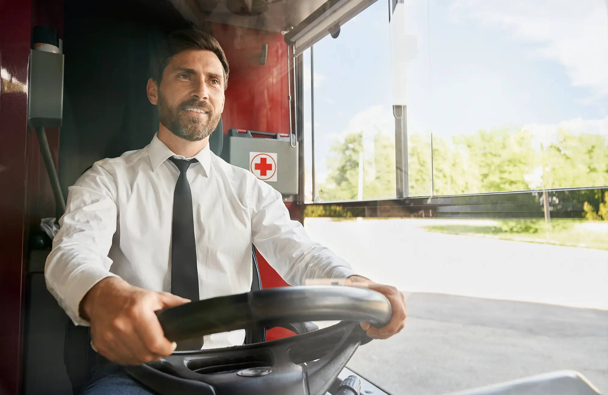 Chauffeur de bus conduisant son bus